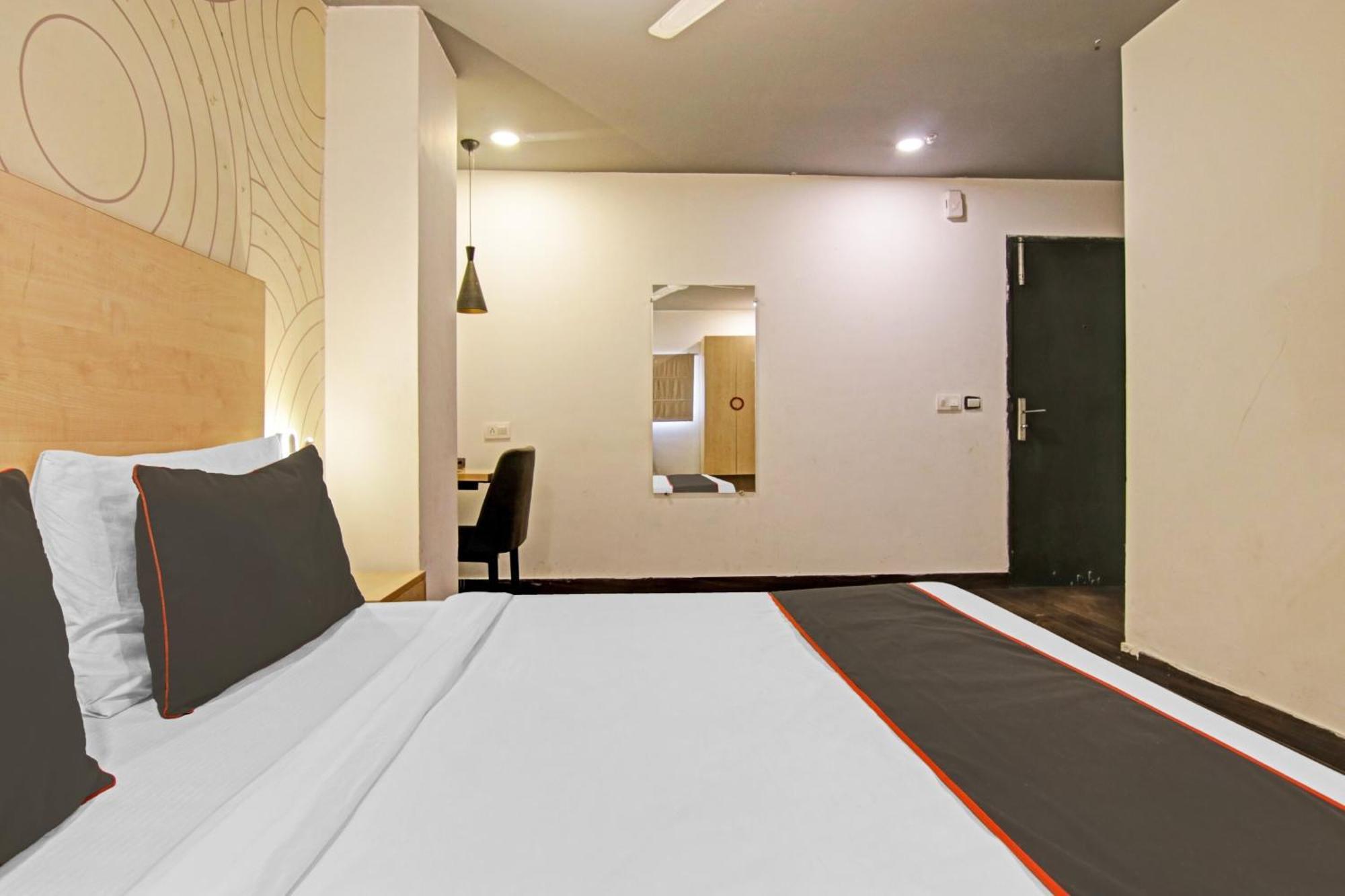 Collection O Slf Mall Sector 30 Hotel Faridabad Room photo